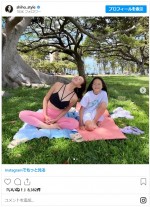 娘のサランちゃんとヨガを楽しむSHIHO　※「SHIHO」インスタグラム