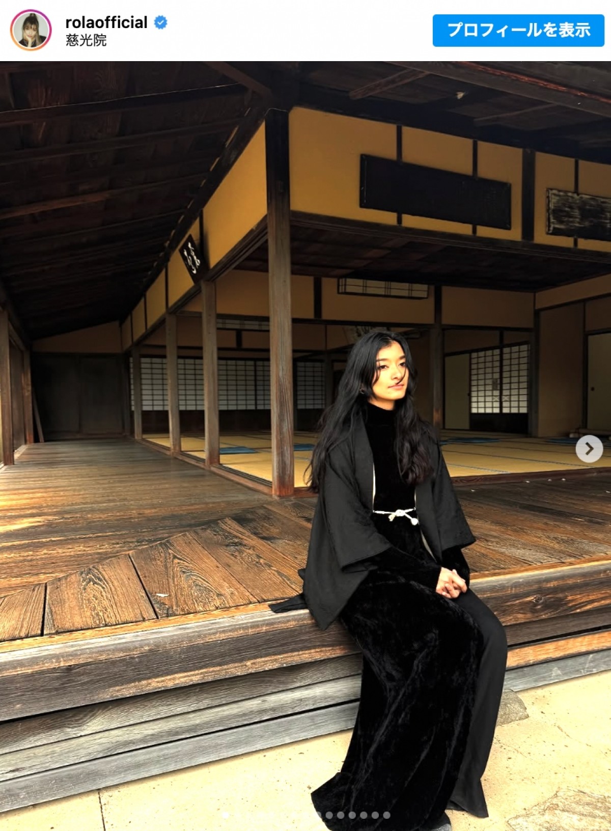 ローラ、寺院での黒装束ショット　※「ローラ」インスタグラム