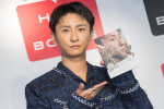 フォトエッセイ『人生そんなもん』（講談社）発売記念会見に出席した與真司郎