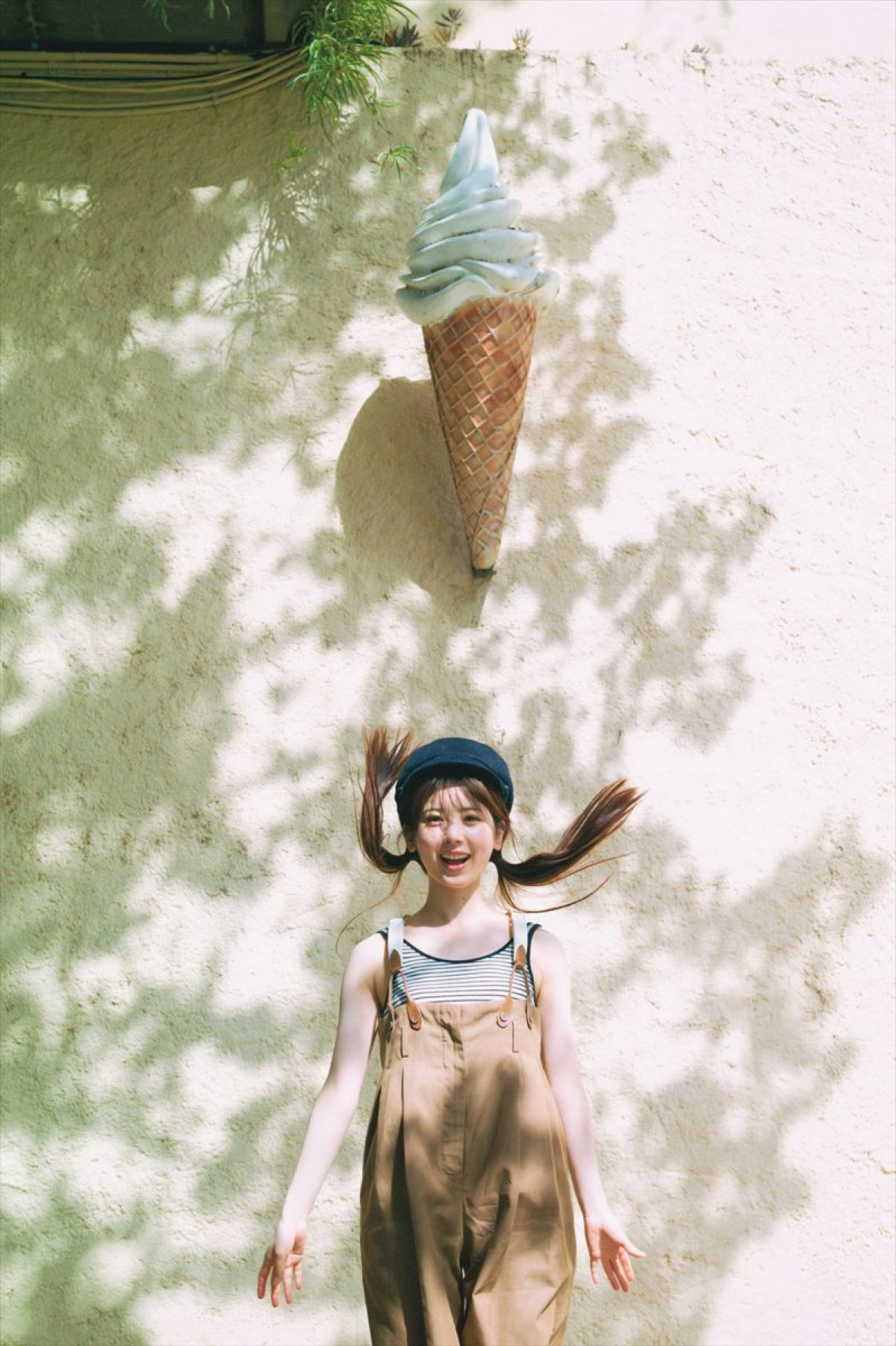 乃木坂46・筒井あやめ、顔よりも大きなパンをパクッ！　1st写真集先行カット公開