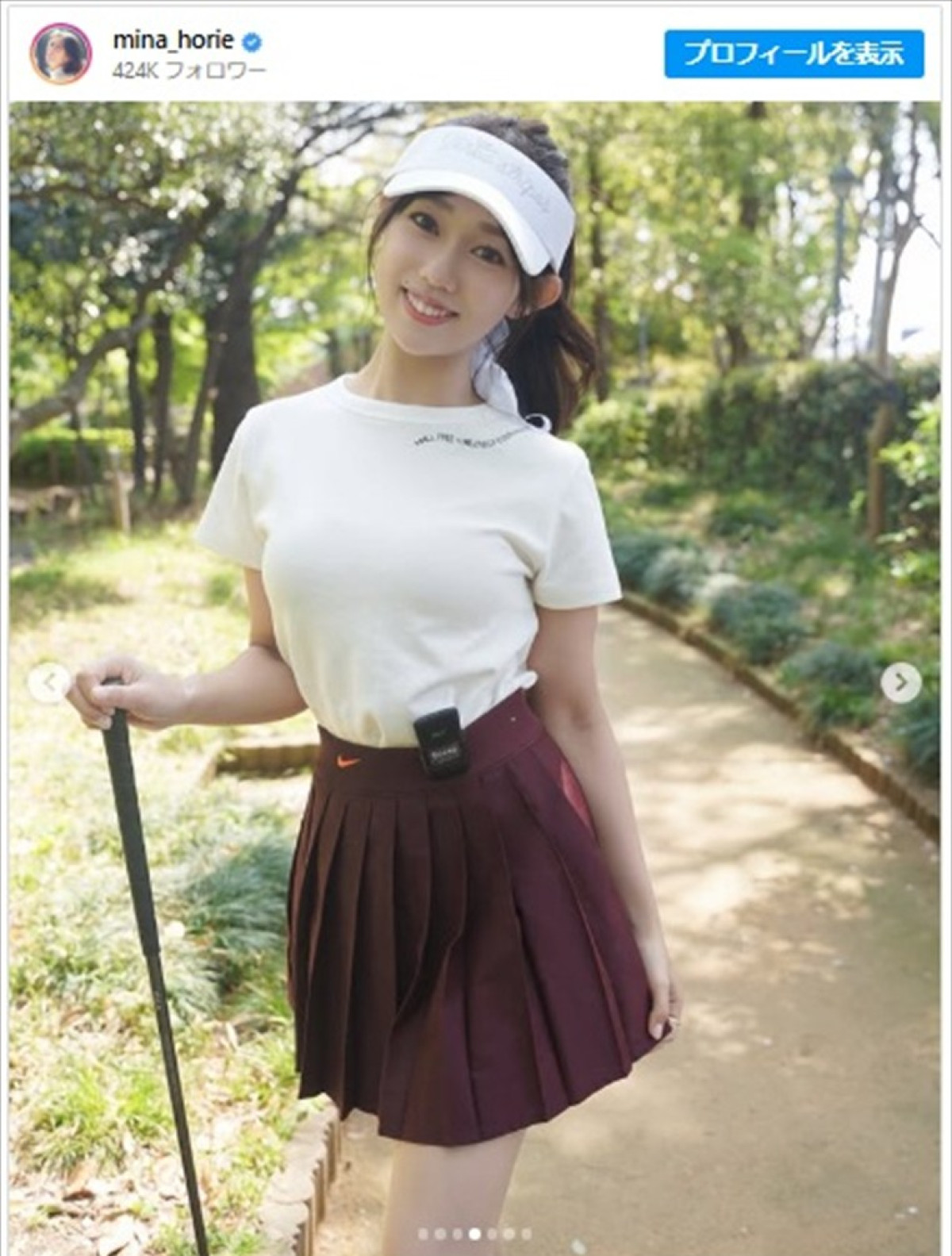 瓦割りで話題の日本一“強い”アナウンサー、美脚際立つミニスカゴルフウェアに「スタイル最高」「美しすぎるッ!!」