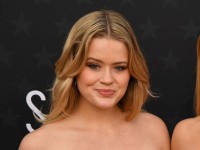 リース・ウィザースプーンの娘アヴァ・フィリップが俳優デビュー！『キューティ・ブロンド』を思わせるピンクのビキニ披露