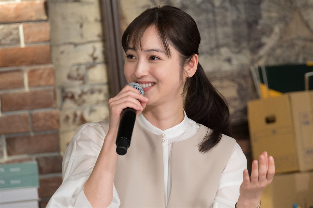 橋本環奈、“朝から元気”の理由を尋ねる三浦翔平に回答「下っていく感じがこの現場には無い」