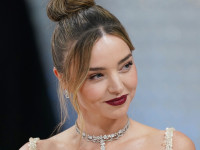 42歳迎えたミランダ・カー、4児の母とは思えない美腹筋披露！