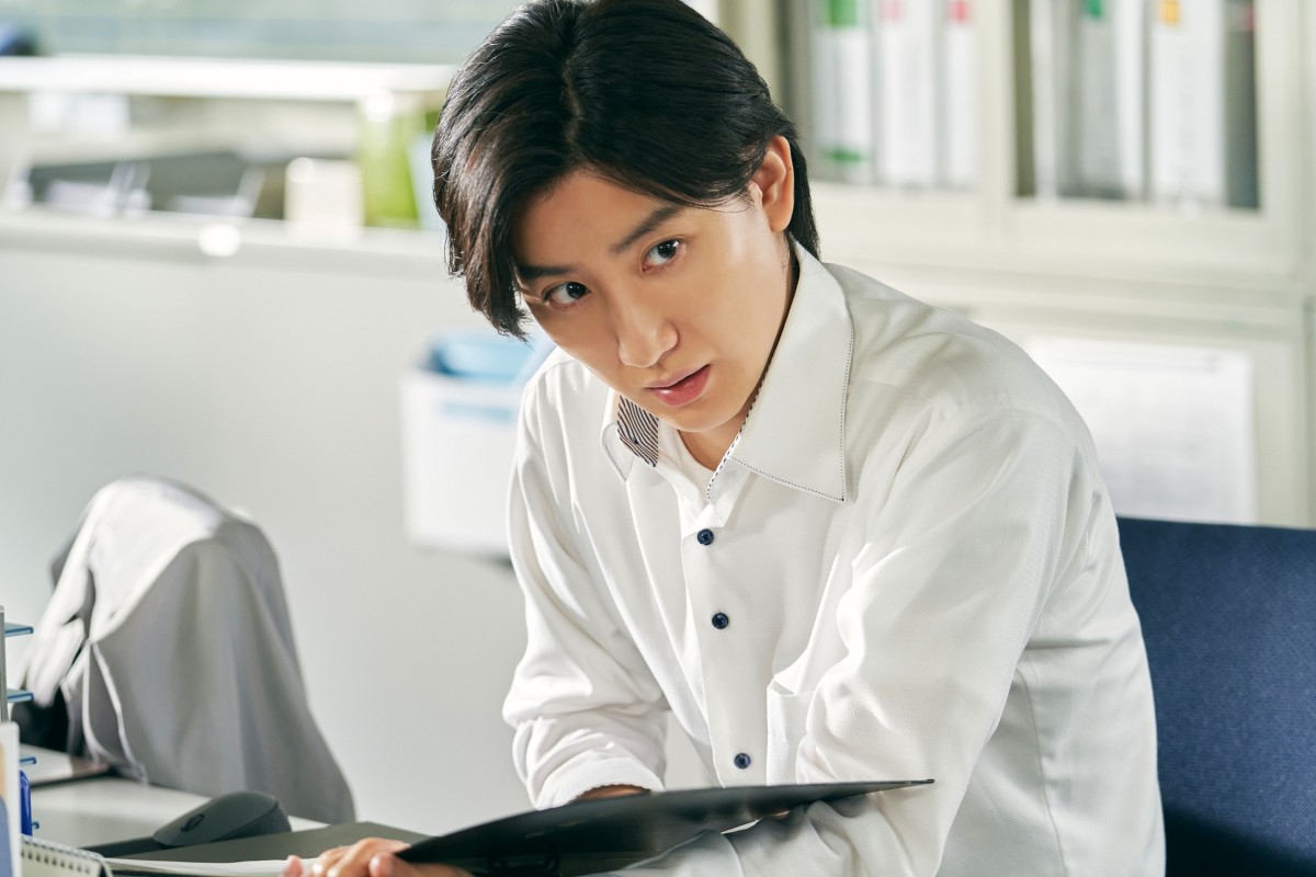 京本大我演じる、霊に憑りつかれた高校教師・遠野の背後に怪しい人影が！　『見える子ちゃん』場面写真解禁