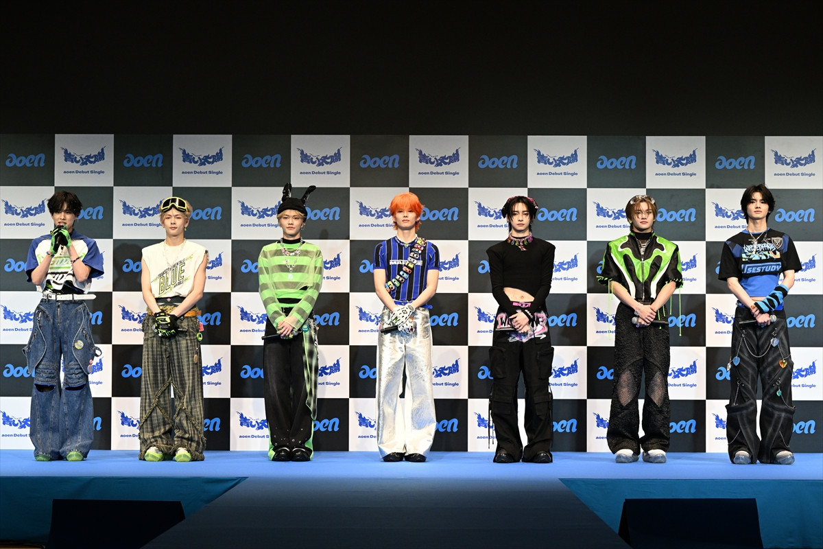 HYBE発のaoen、デビュー会見に7人で集合「一人一人違う輝きを持っている仲間」
