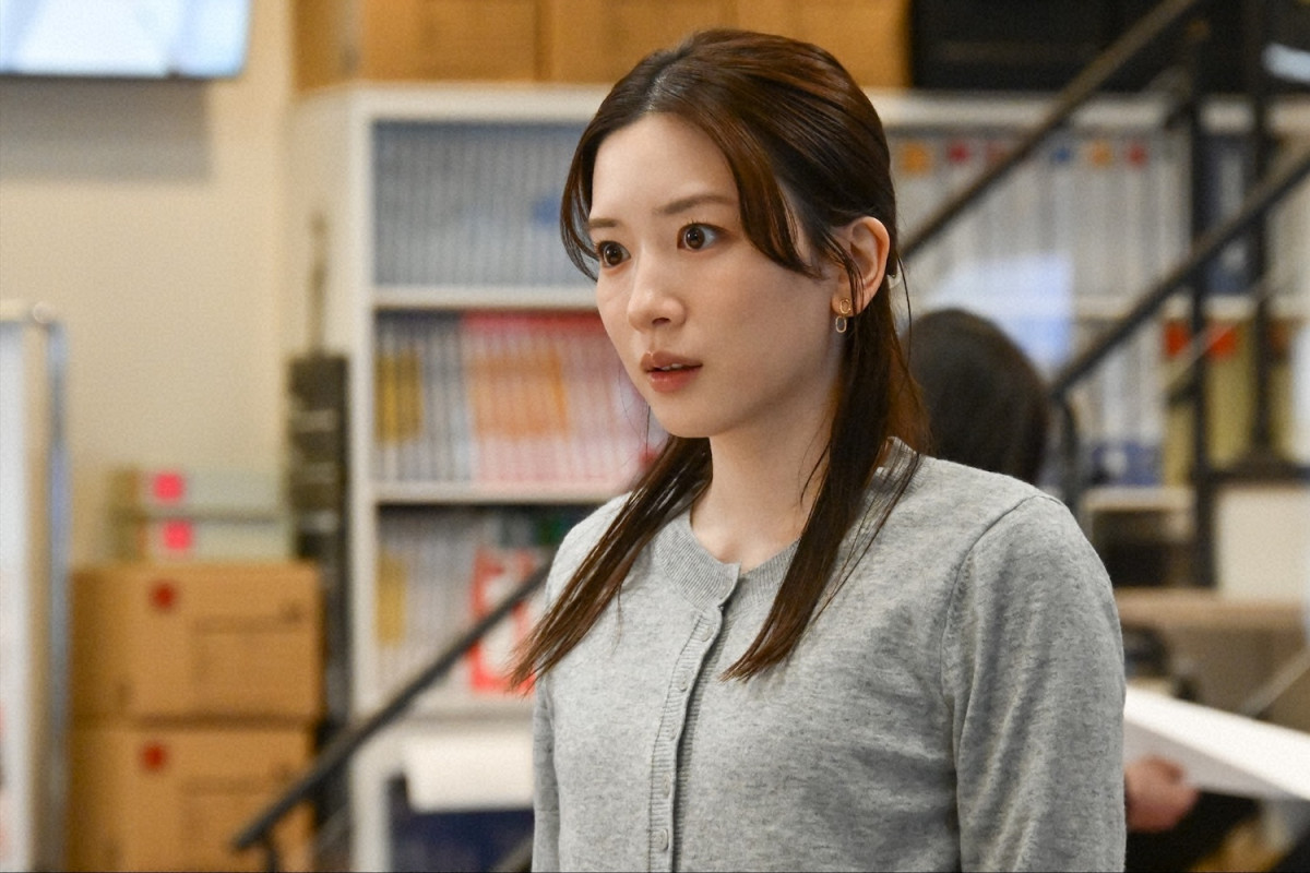 『キャスター』第4話　“進藤”阿部寛、盗撮事件が発生した女子中学校の取材に同行