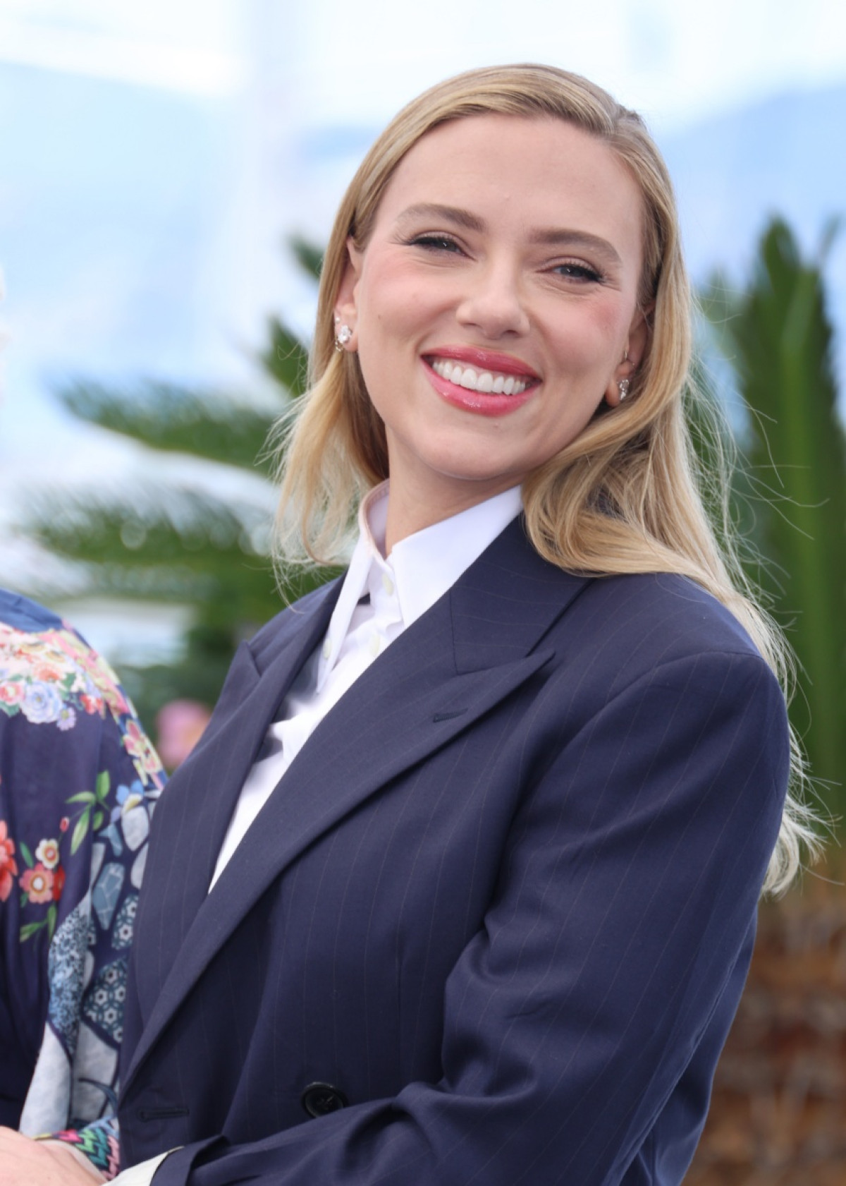 スカーレット・ヨハンソン、監督デビュー作が高評価　美しさ引き立てるシックなスーツでポーズ！