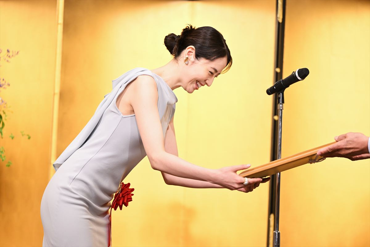 長澤まさみ、美麗ドレス姿で登場　受賞に喜びも「やらなくちゃいけないことは沢山ある」