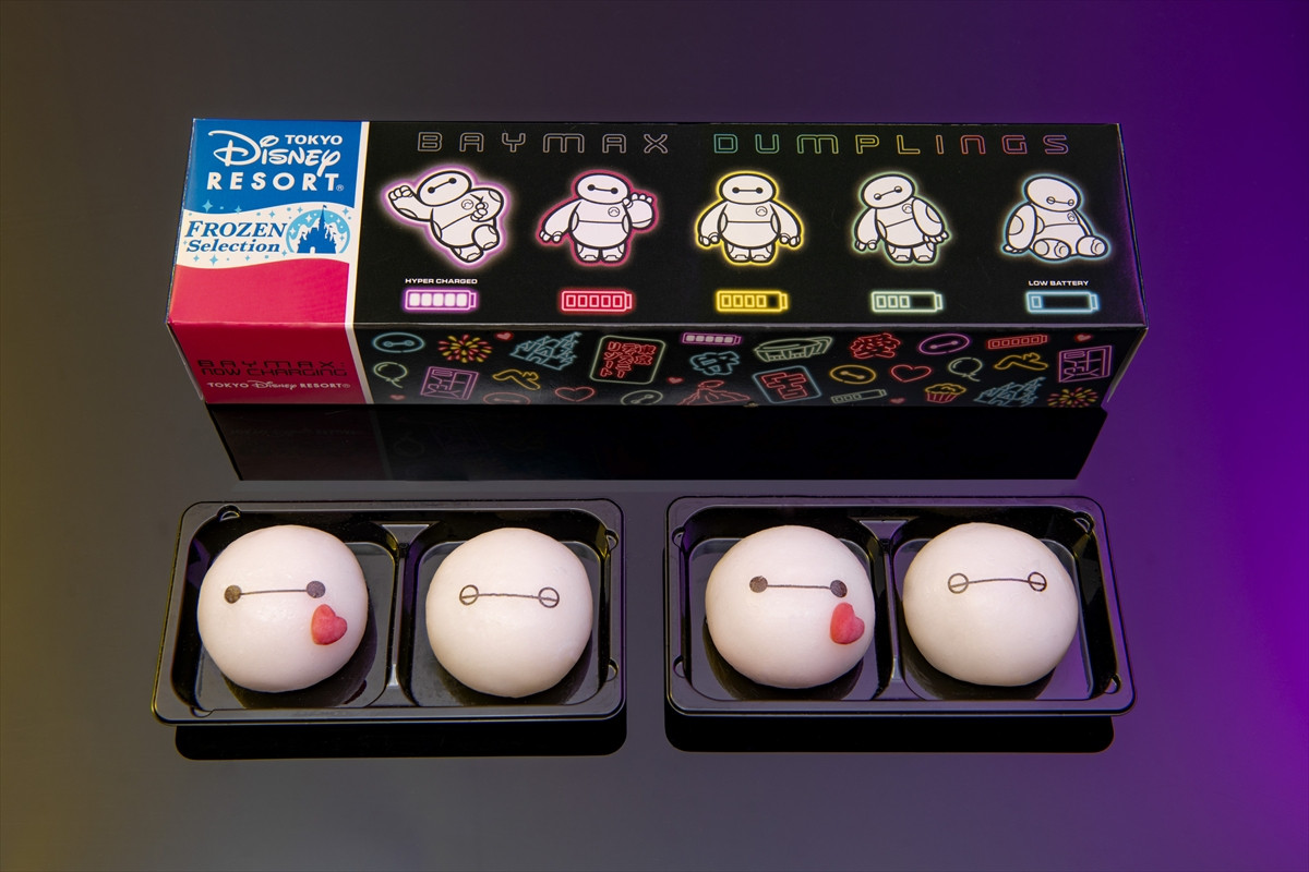 20250521_カラフルなネオンとベイマックスがデザインされたグッズ