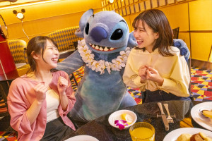 アンバサダーホテル「シェフ・ミッキー」が期間限定でハワイアンスタイルに！　スティッチも登場