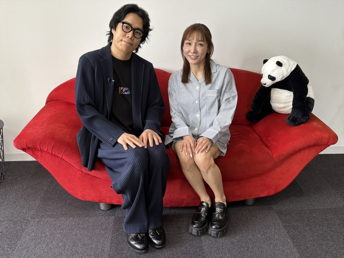 Netflixコメディ『罵倒村』特別映像「令和ロマン・くるまの罵倒村」より(左から)令和ロマン・高比良くるま、加護亜依