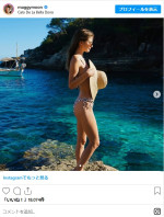 マギー、エメラルドグリーンの海をバックに眩しすぎるビキニ姿！　※「マギー」インスタグラム