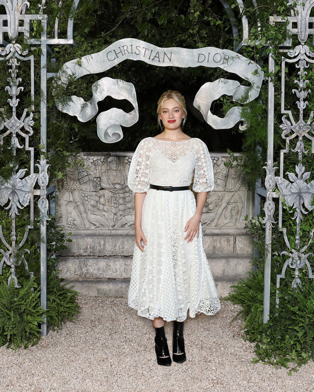 ナタリー・ポートマン、上品な白ドレスで会場に華！　ディオールのショーに降臨