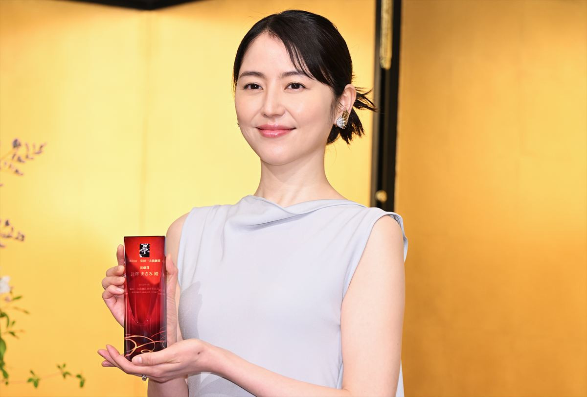 長澤まさみ、美麗ドレス姿で登場　受賞に喜びも「やらなくちゃいけないことは沢山ある」