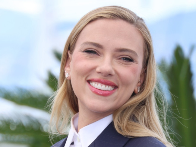 スカーレット・ヨハンソン、監督デビュー作が高評価 美しさ引き立てるシックなスーツでポーズ!