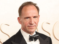 ヴォルデモート役俳優、62歳とは思えぬ超ムッキムキボディで衝撃！あるファンは「困惑している」とコメント