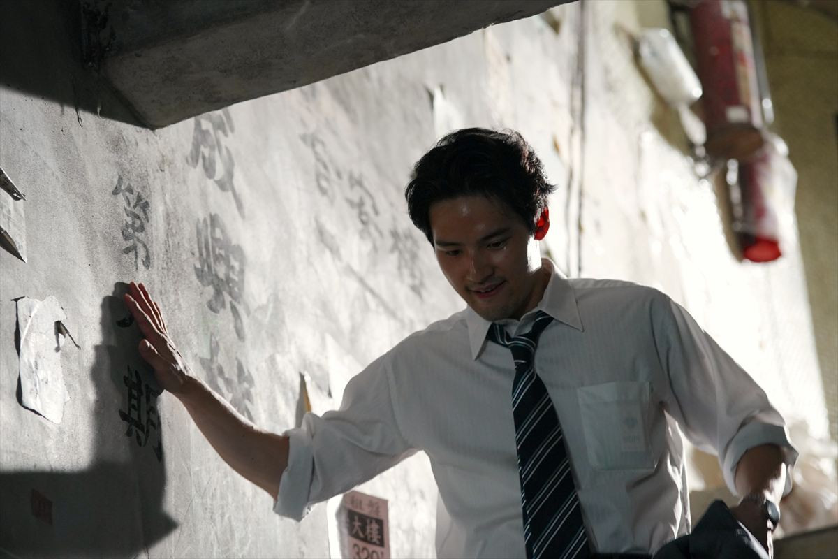 ⽔上恒司、本日誕⽣⽇！　『九龍ジェネリックロマンス』⼤⼈の⾊気と無邪気な素顔が交差する場面写真＆オフショ公開
