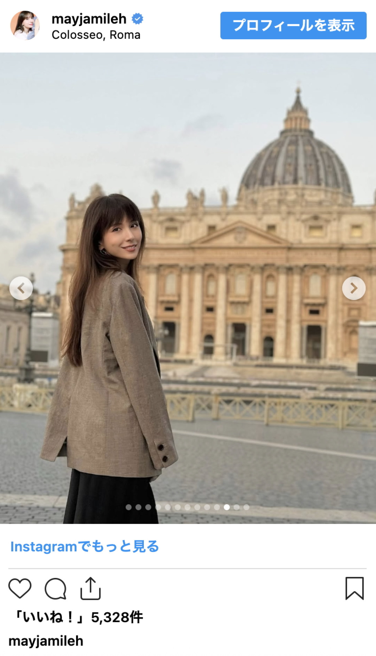 May J.、シックな黒コーデで美背中＆デコルテあらわ「見返って無くても美人だけど見返り美人」