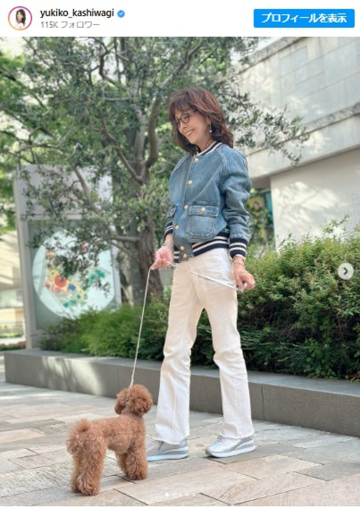 柏木由紀子77歳と思えない！　チノパン&デニムトップスのカジュアルな最新ショット