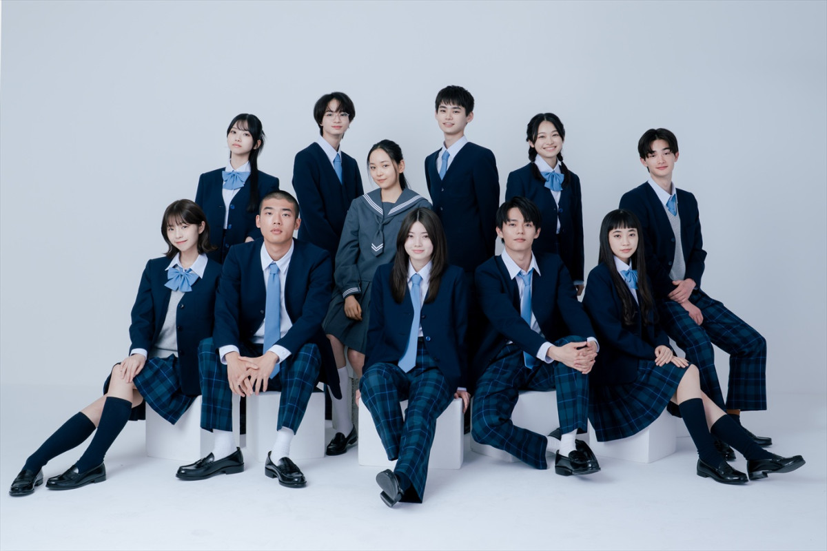 ドラマ『僕達はまだその星の校則を知らない』に出演する(左から)菊地姫奈、北里琉、日高由起刀、越山敬達、中野有紗、南琴奈、のせりん、日向亘、月島琉衣、近藤華、栄莉弥