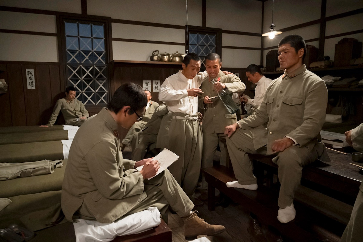 明日の『あんぱん』“嵩”北村匠海、“八木”妻夫木聡の横顔を描いたスケッチを手渡す