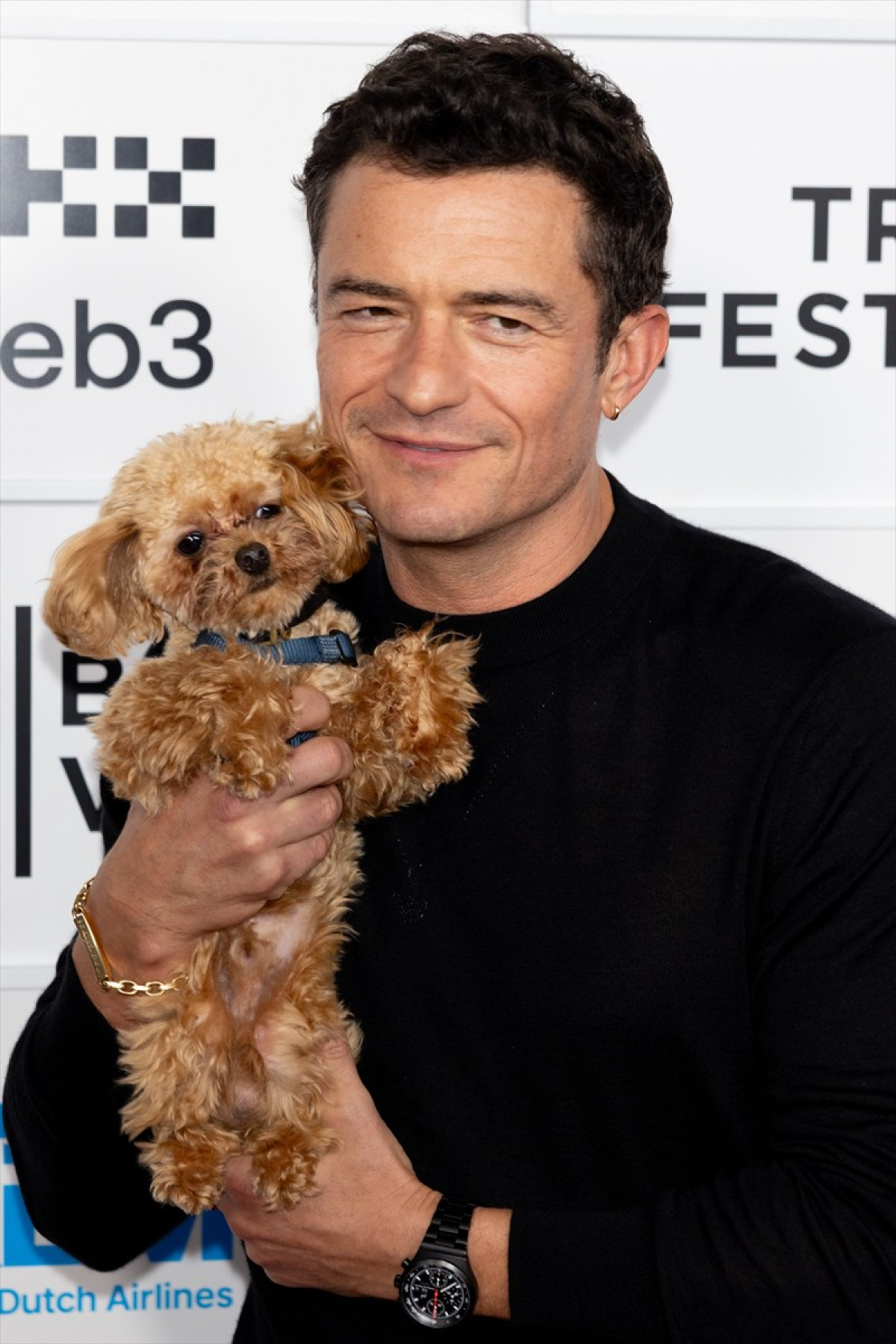 ケイティ・ペリーと破局危機報道のオーランド・ブルーム、愛犬とレッドカーペットに登場