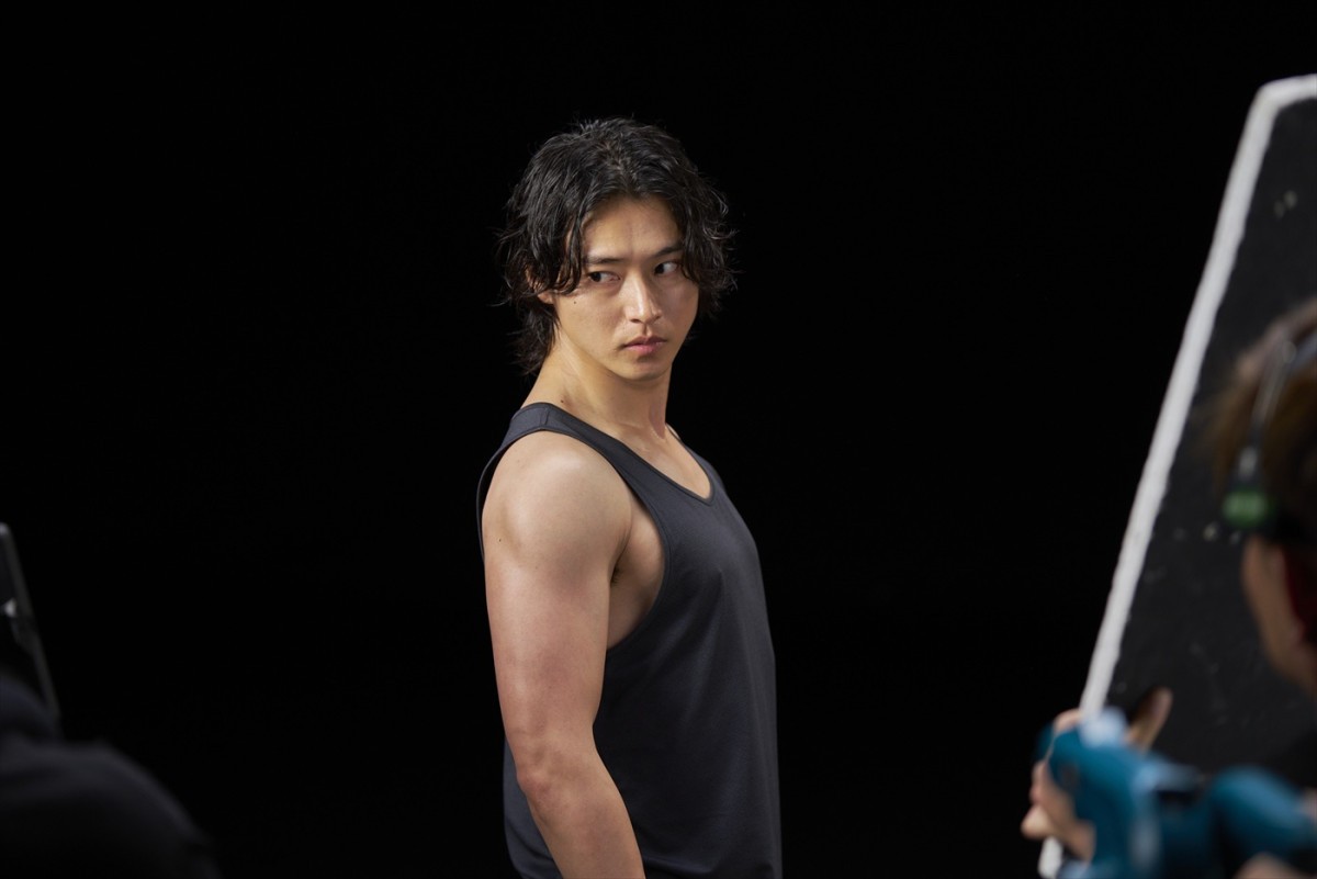 山崎賢人が鍛え抜かれた筋肉美を披露！　明治「ザバス」新CM、6.30オンエア開始
