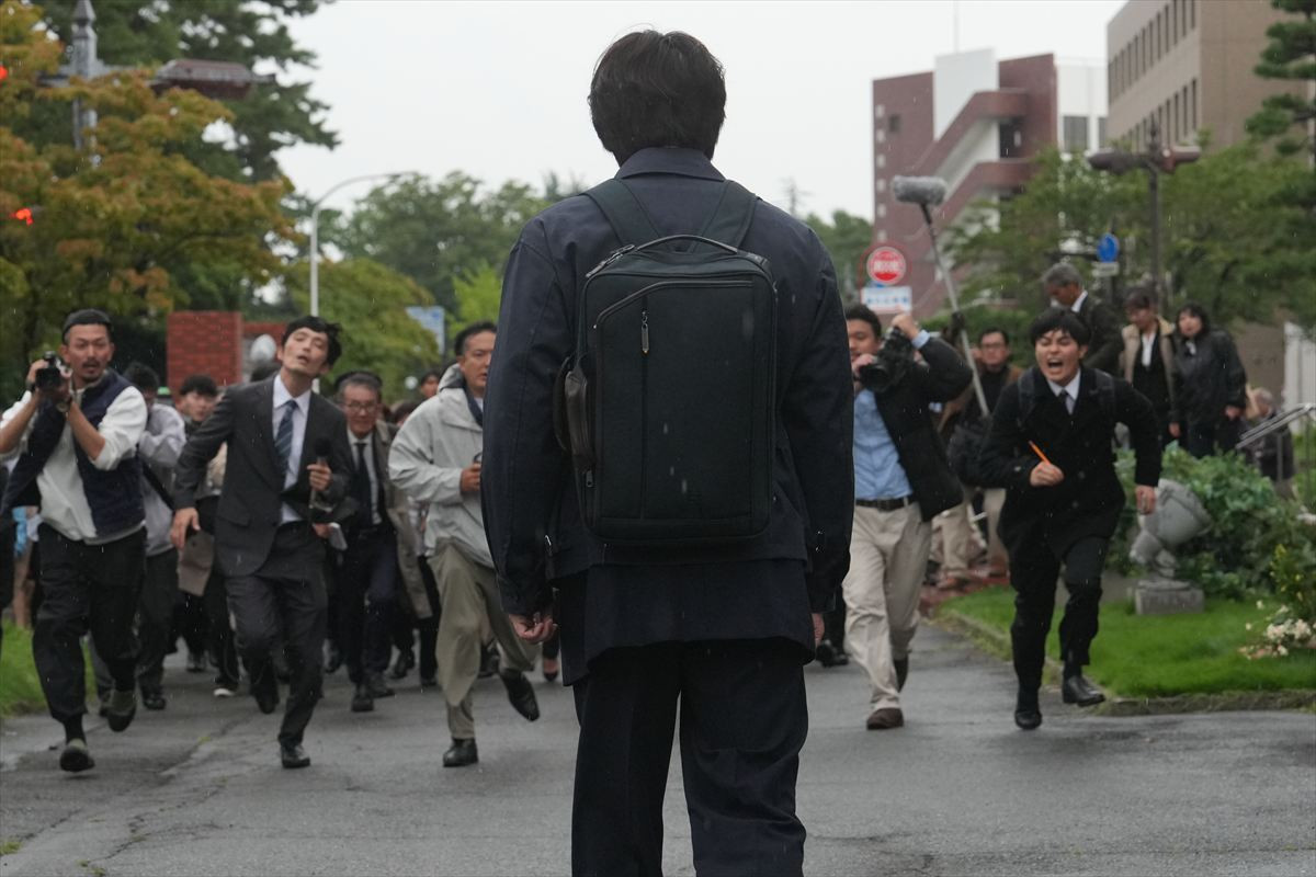 綾野剛の瞳に絶望が――「なぜ、それを信じますか？」『でっちあげ』公開記念予告＆新規場面写真解禁！
