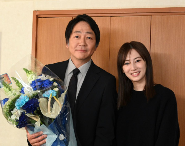 ドラマ『あなたを奪ったその日から』クランクアップを迎えた(左から)大森南朋、北川景子