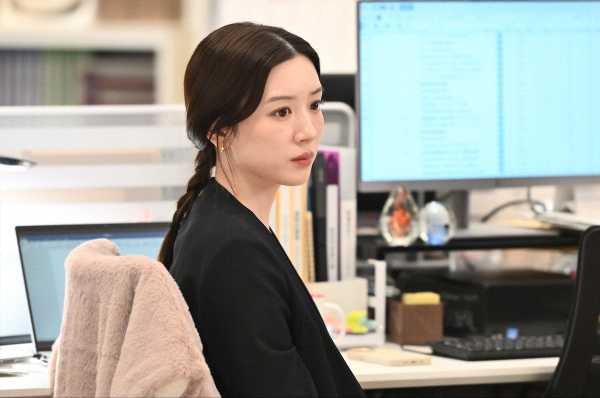 『キャスター』第9話　“進藤”阿部寛、スキャンダル発覚後も取材を継続　番組を揺るがす大事件が発生