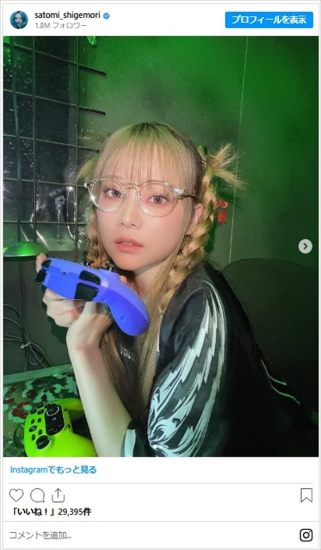 写真）重盛さと美、三つ編み＆メガネのインドア女子なオフショに反響