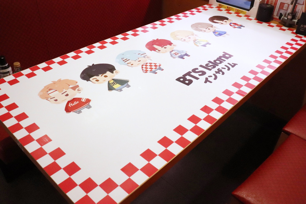 『BTS Island：インザソム』コラボ装飾された「スシロー」新宿三丁目店の様子＿20250627