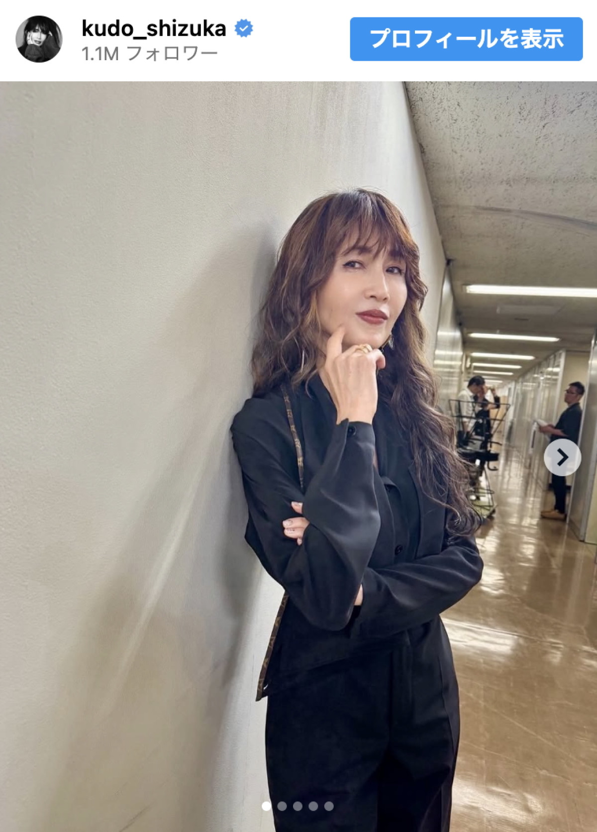 工藤静香、歌番組出演時のクールな装い　※「工藤静香」インスタグラム
