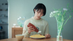 映画『愛されなくても別に』「プレゼント交換」MVより