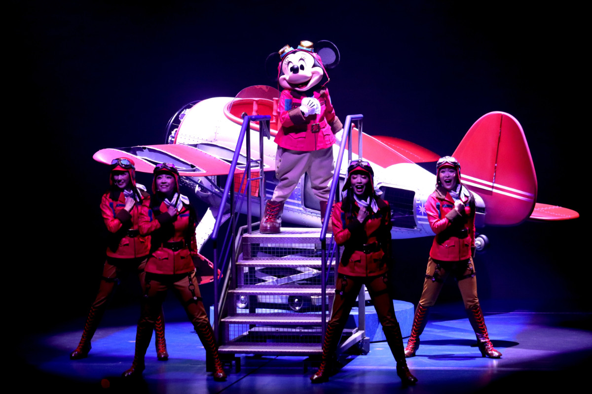 2re20250715_東京ディズニーシー「ハンガーステージ」の新エンターテイメントプログラム「ドリームス・テイク・フライト」の様子