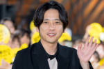 二宮和也、映画『８番出口』88m無限ループカーペットアライバルに登場