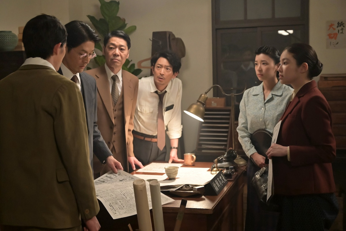 明日の『あんぱん』“のぶ”今田美桜、夢中で挿し絵を描く“嵩”北村匠海を見守る