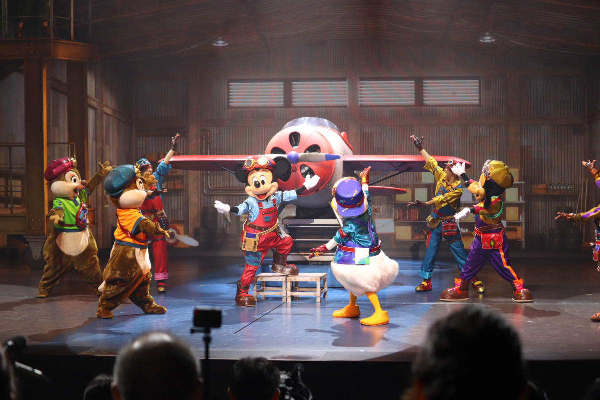 2re20250715_東京ディズニーシー「ハンガーステージ」の新エンターテイメントプログラム「ドリームス・テイク・フライト」の様子