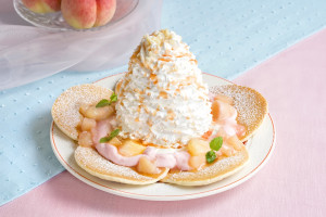 「Eggs ’n Things」に“桃のパンケーキ”が登場！　果肉がゴロゴロのった贅沢な一品