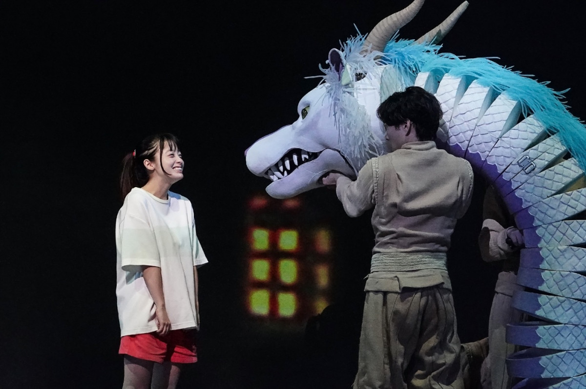 舞台『千と千尋の神隠し』上海公演開幕！　千尋役・橋本環奈らの舞台＆本初日カーテンコール写真が到着