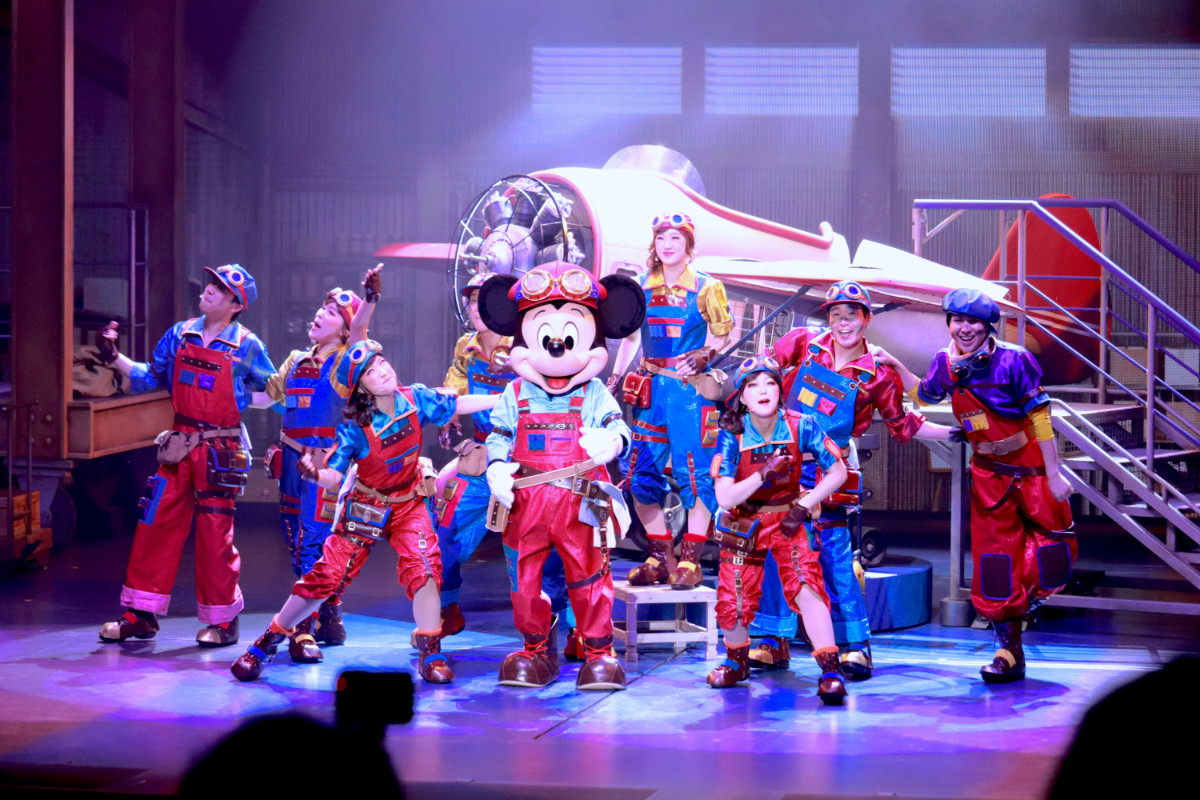 2re20250715_東京ディズニーシー「ハンガーステージ」の新エンターテイメントプログラム「ドリームス・テイク・フライト」の様子