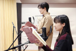 映画『果てしなきスカーレット』より、芦田愛菜＆岡田将生のアフレコの様子