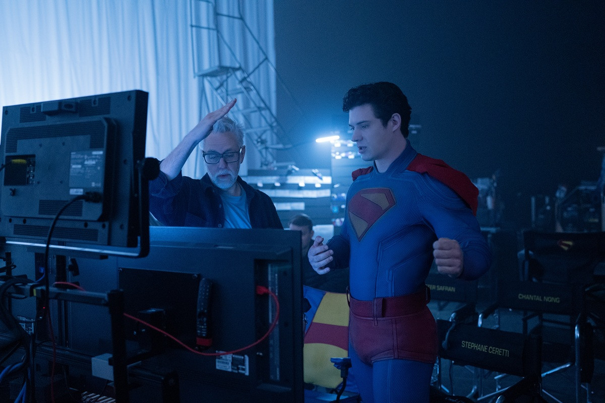 (左から)ジェームズ・ガン監督、デヴィッド・コレンスウェット 映画『スーパーマン』メイキング写真