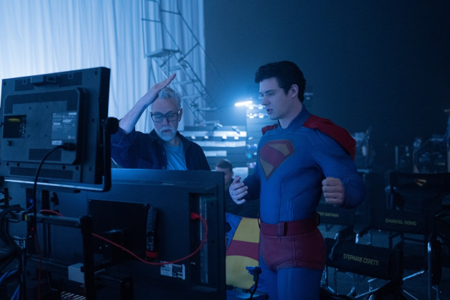 (左から)ジェームズ・ガン監督、デヴィッド・コレンスウェット 映画『スーパーマン』メイキング写真