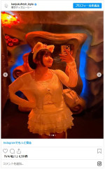 東京ディズニーシーでマリーちゃんの猫耳をつけて楽しむ池田レイラ ※「池田レイラ」インスタグラム