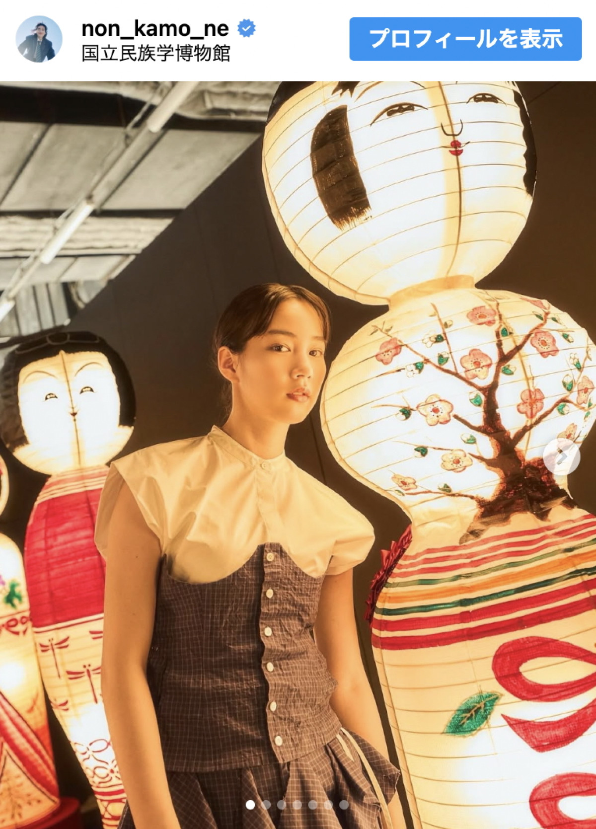 のん、自身の作品と並んで作品展をアピール　※「のん」インスタグラム