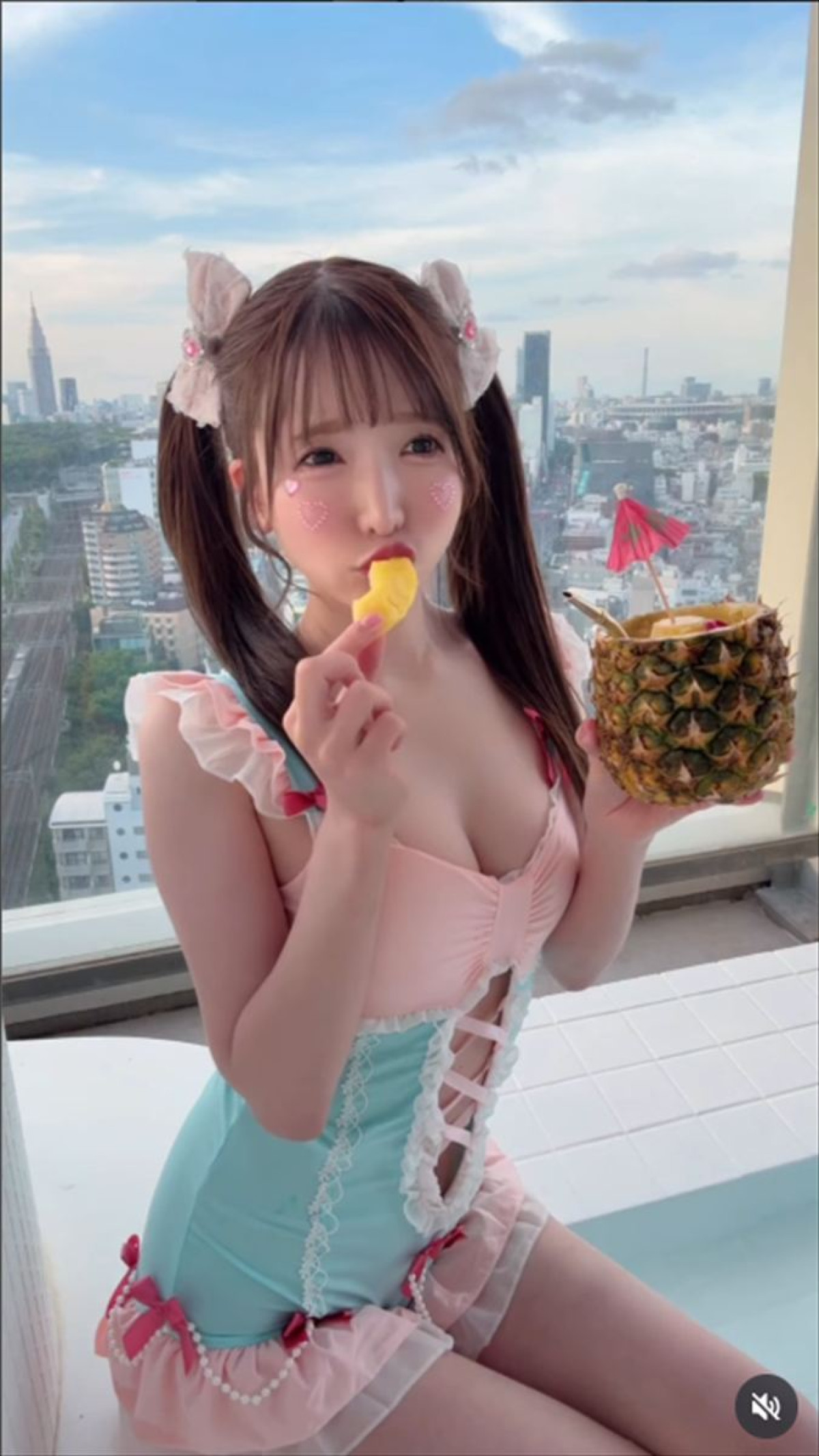 もえあず、水着で魅力全開「可愛すぎる」「スタイル抜群」「大食いなのにスゴイ」