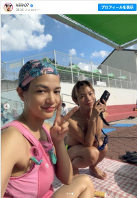 金原早苗、「足長」と声があがったプールサイドでの美スタイル　※「金原早苗」インスタグラム