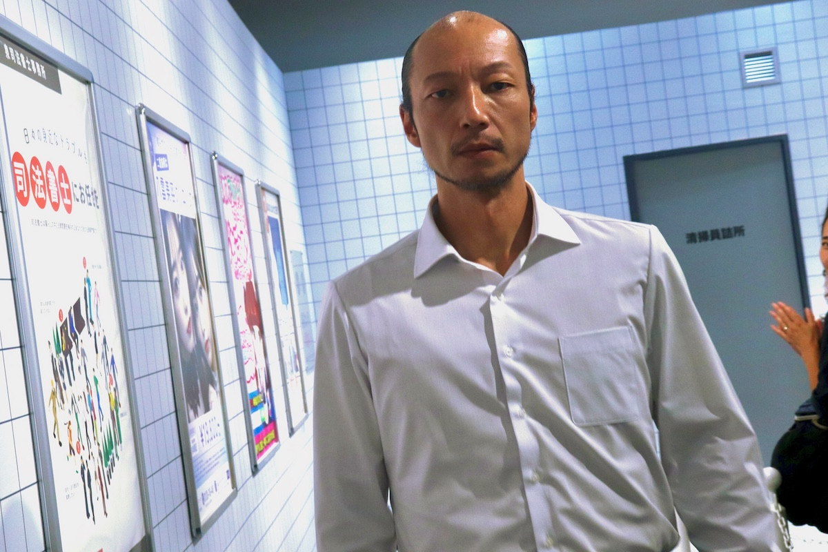 1日限定『８番出口』“歩く男”グリーティングに長蛇の列　無表情→笑顔で歓声上がって大盛り上がり